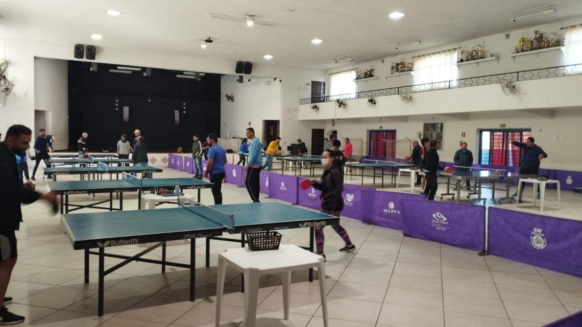 Professores recebem treinamento de tênis de mesa